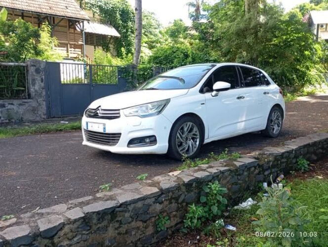 Voiture Citroën c4 blanche profil côté gauche à vendre à Mayotte