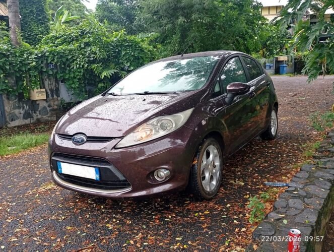 Voiture Ford fiesta vue de face côté gauche à vendre à Mayotte