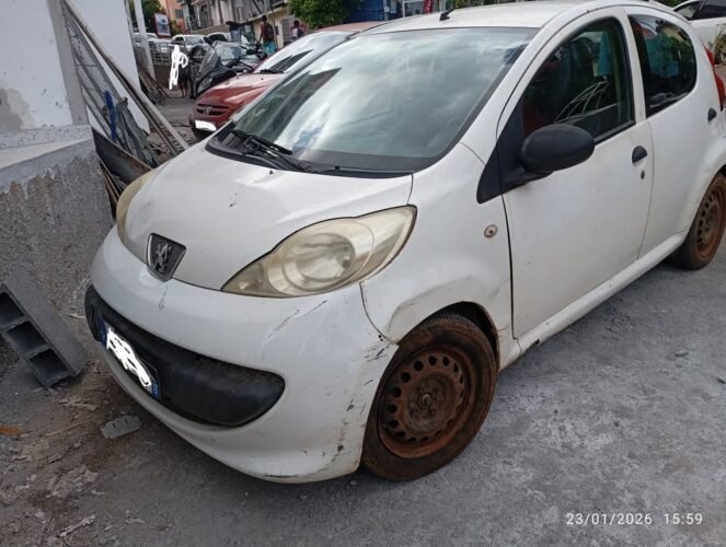 Voiture peugeot 107 blanche vue profil côté gauche à vendre à Mayotte