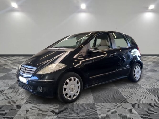 Voiture Mercedes-Benz Classe A noire profil gauche à vendre à Mayotte